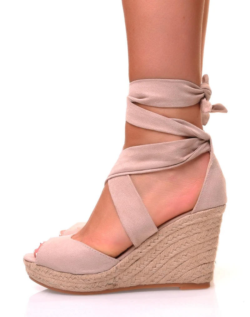 Sandales en suédine beige à talons compensés