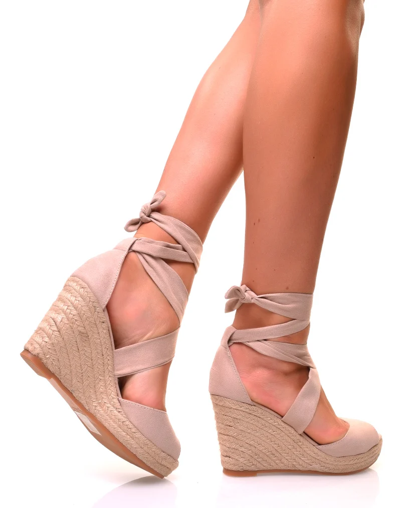Sandales en suédine beige à talons compensés