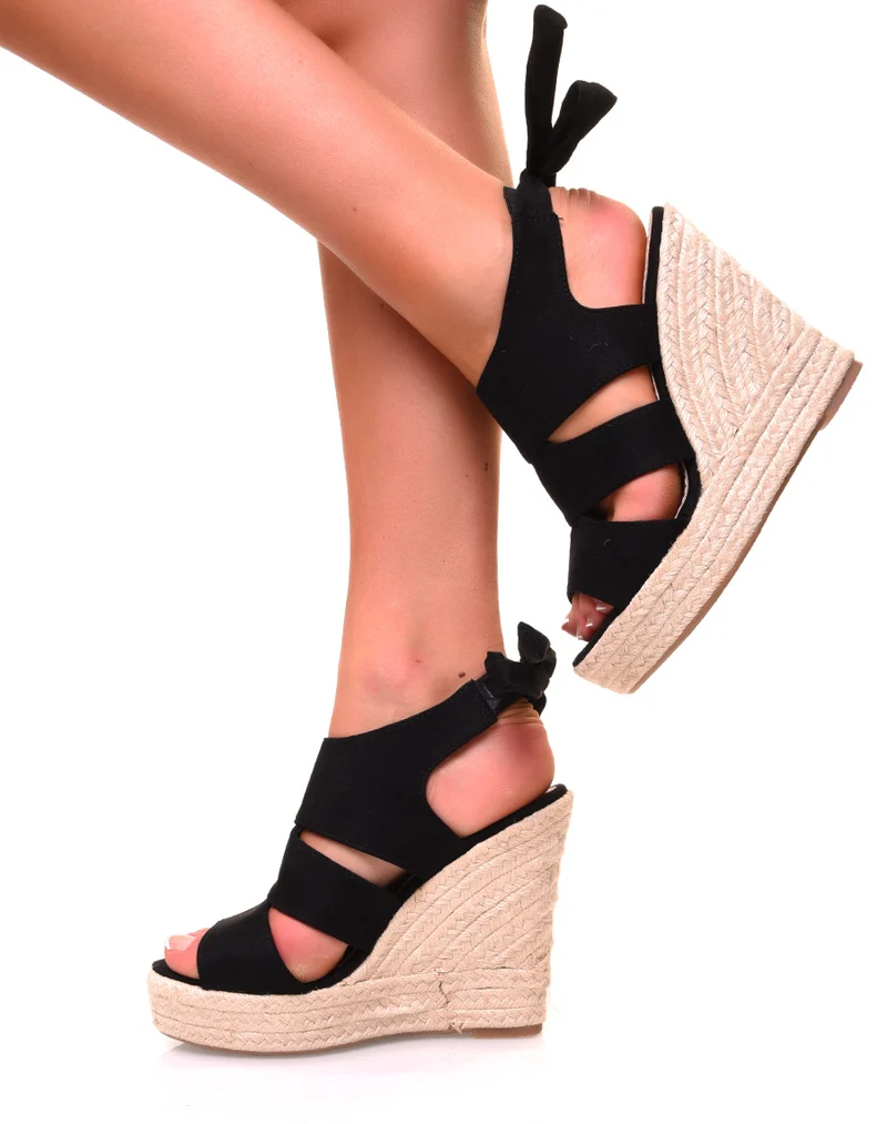 Sandales en suédine noire à talons compensés