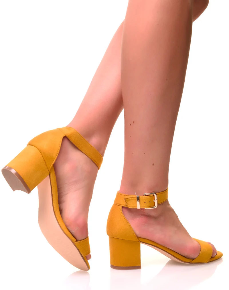 Sandales à petits talons en suédine jaunes