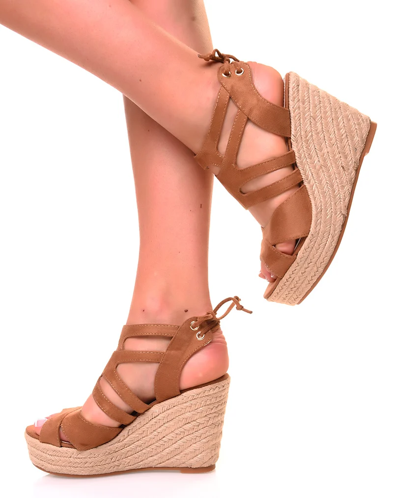 Sandales en suédine camel à talons compensés