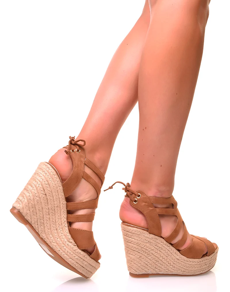 Sandales en suédine camel à talons compensés