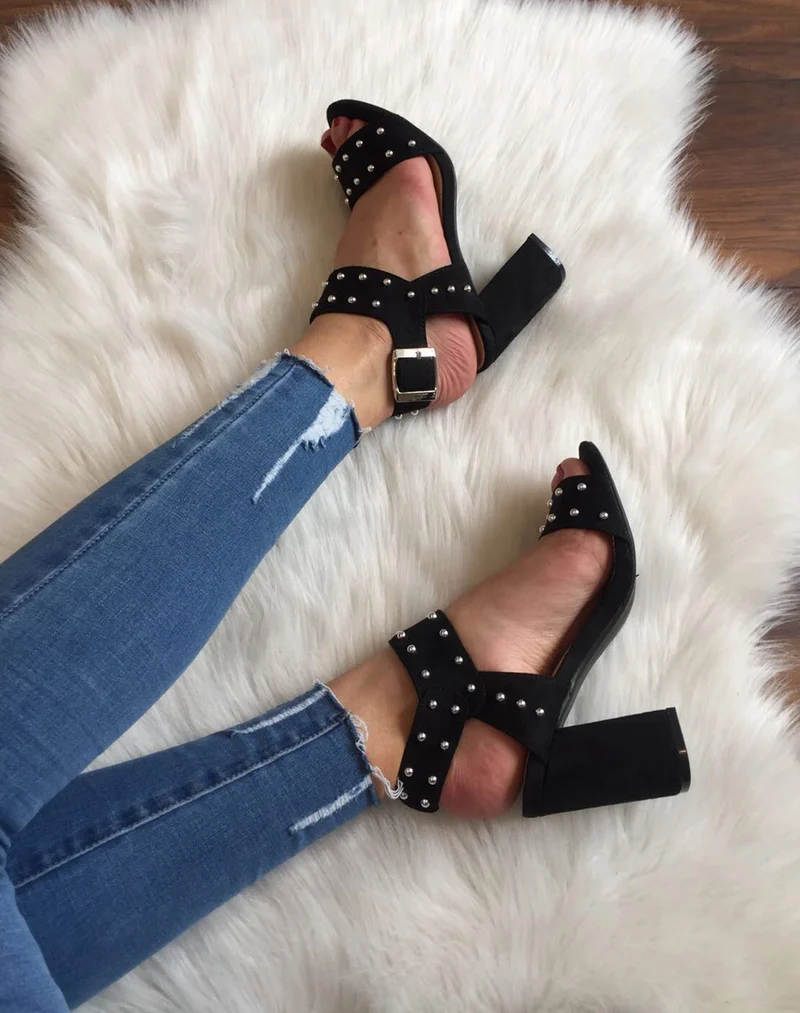 Sandales à talons noires cloutés