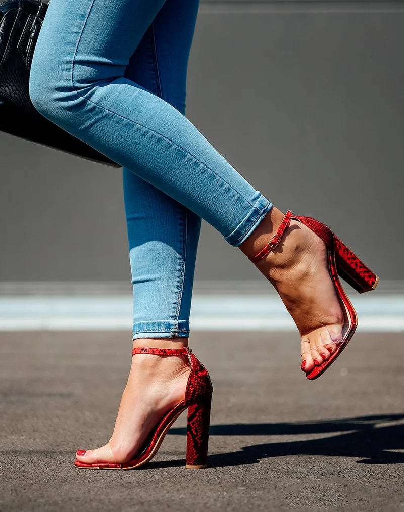Sandales à talons carrés bordeaux et lanières transparentes