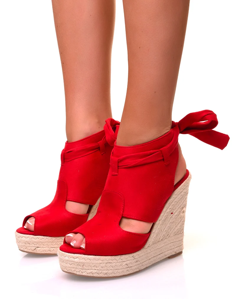 Sandales en suédine rouge à talons compensés