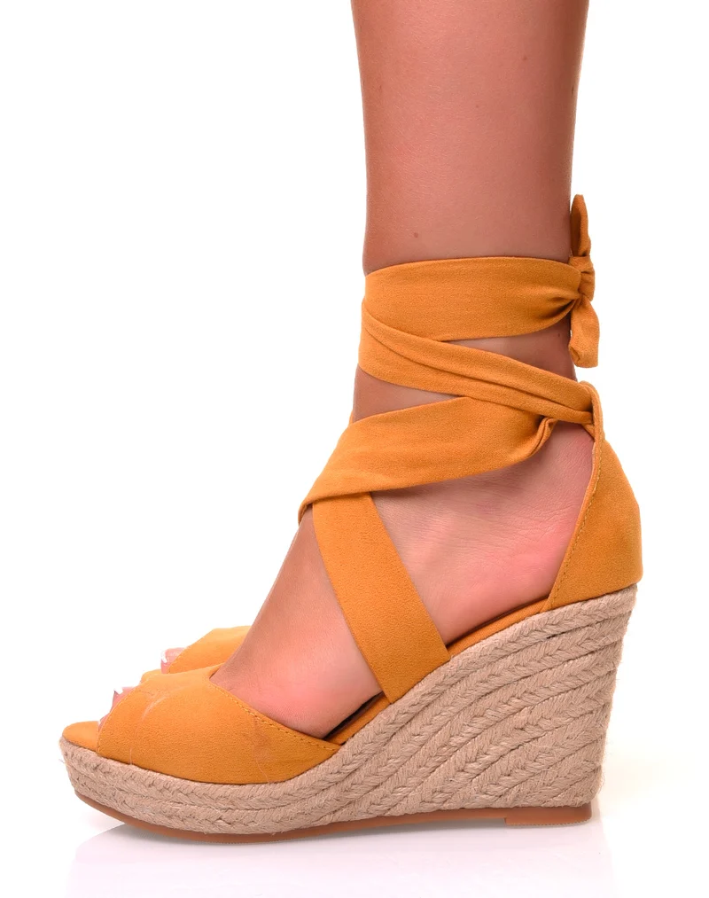 Sandales en suédine moutarde à talons compensés