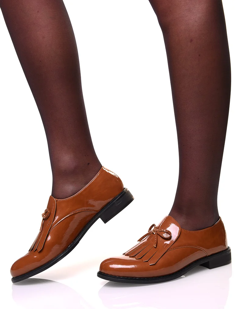 Derbies camel vernis à frange et nœud