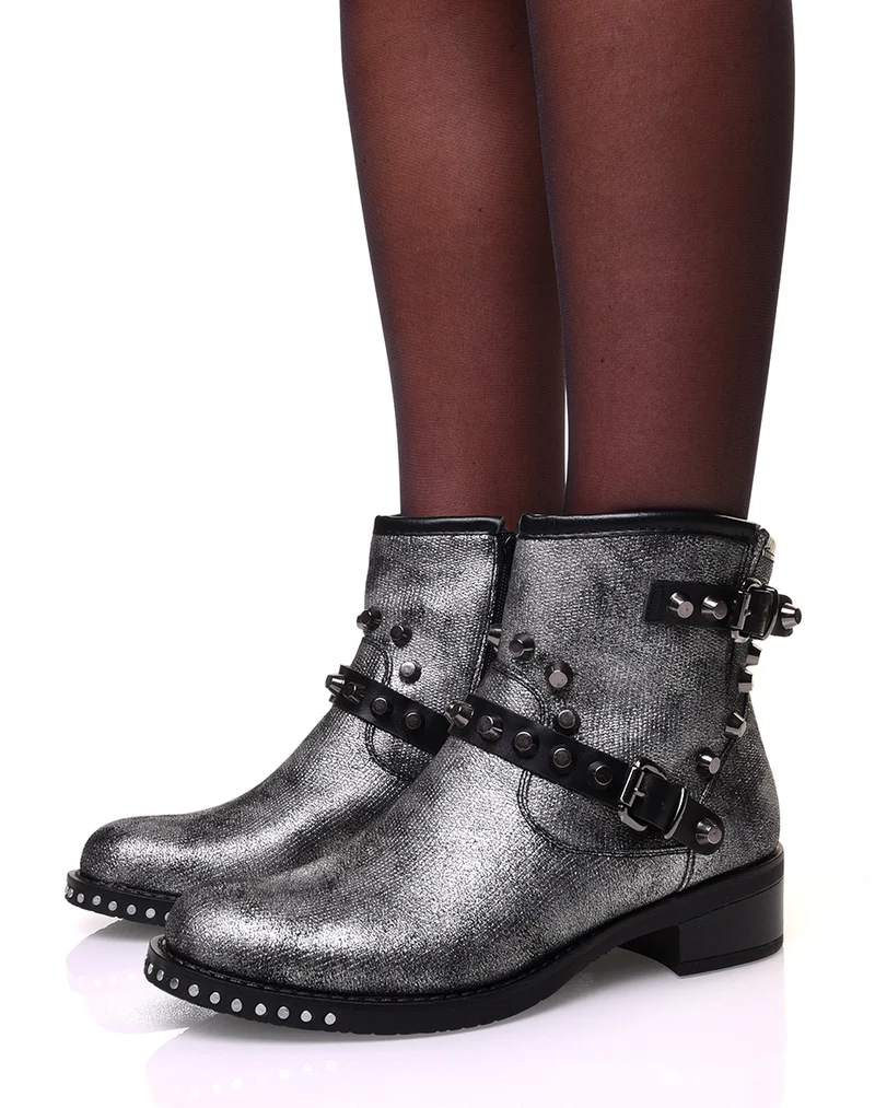 Bottines argentées à sangles ornées de clous