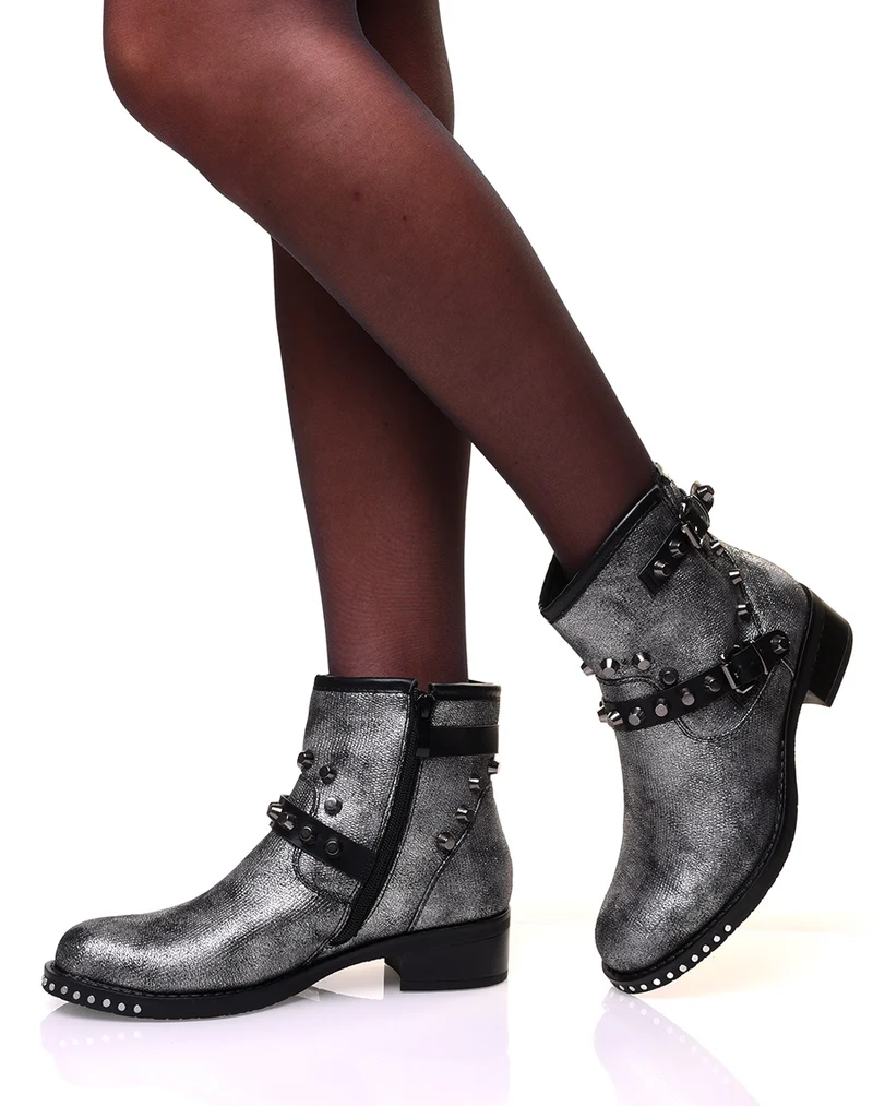 Bottines argentées à sangles ornées de clous