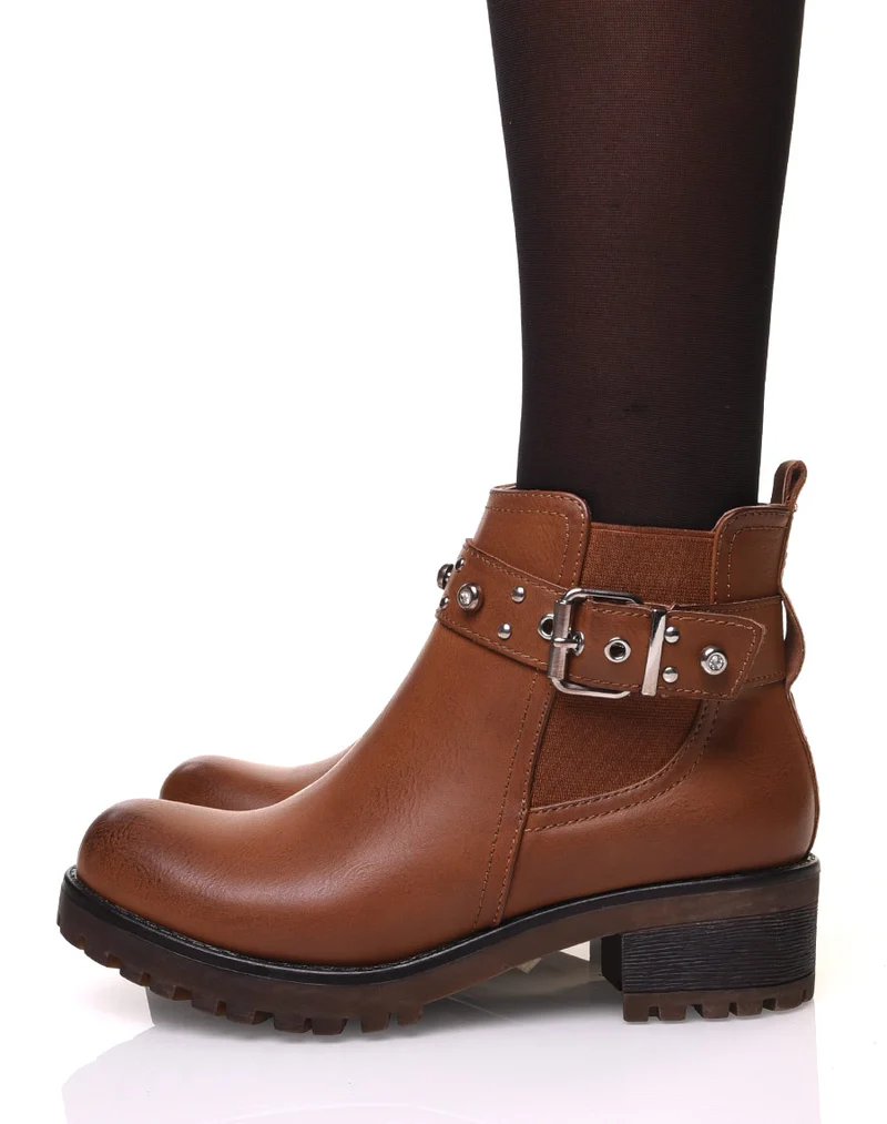 Bottines camelles à lanières ornées de strass et de petits clous
