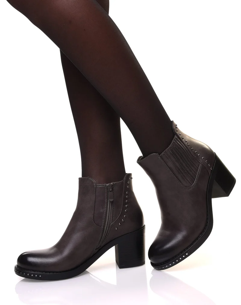 Bottines grises à talons ornés de petits clous ronds