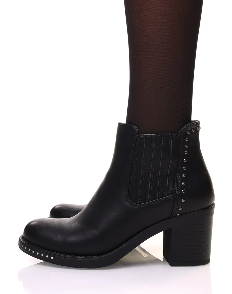 Bottines noires à talons ornés de petits clous ronds