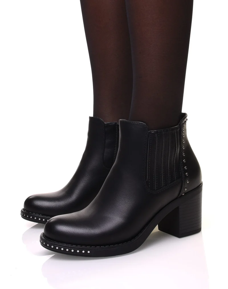 Bottines noires à talons ornés de petits clous ronds