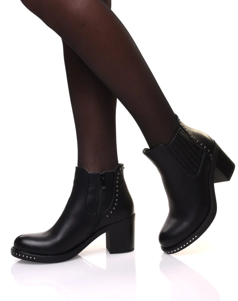 Bottines noires à talons ornés de petits clous ronds