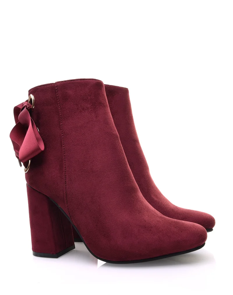 Bottines bordeaux en suédine à talons et lacets satin