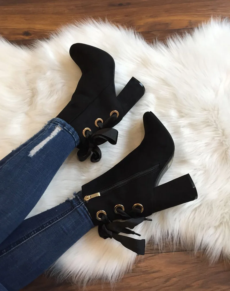 Bottines noires en suédine à talons et lacets satin