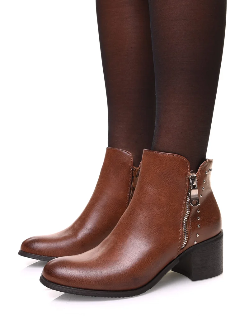 Bottines camelles à talon mi haut et clous décoratifs
