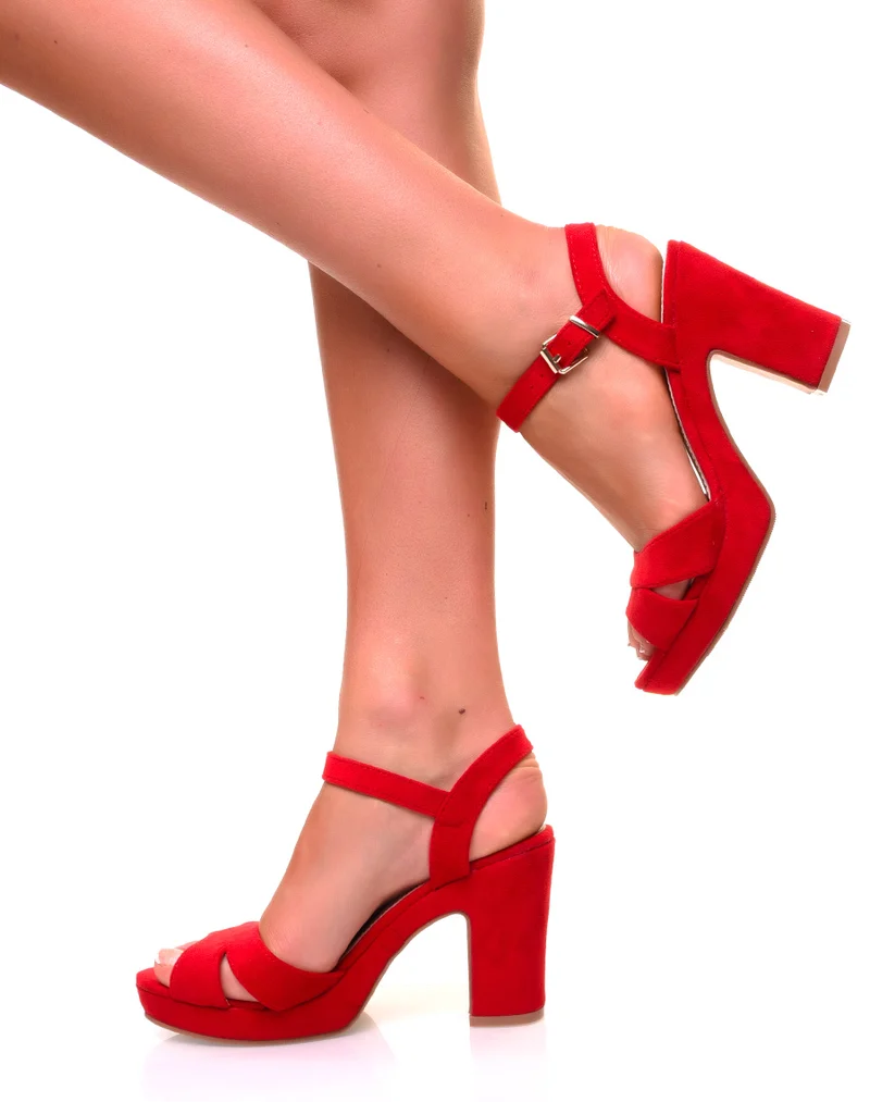 Sandales en suédine rouges à petits talons carrés