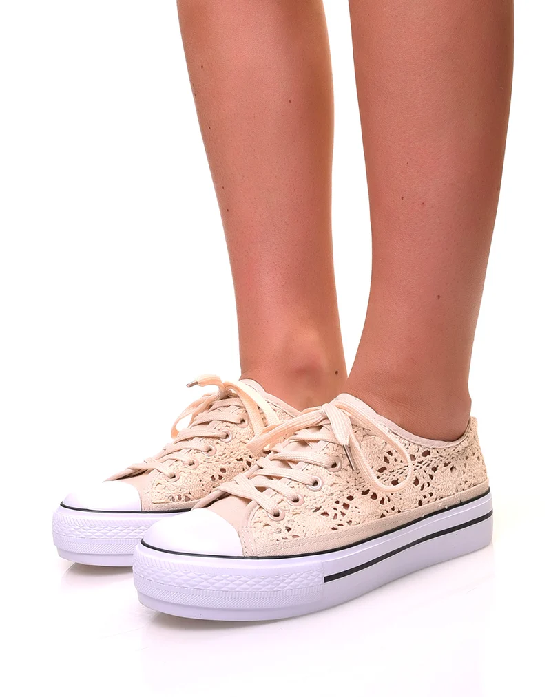 Baskets beiges ajourées effet dentelle à plateformes