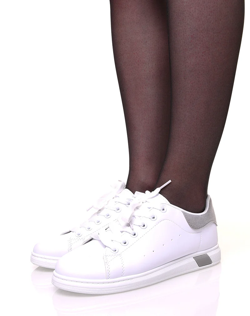 Baskets blanches à lacets avec détails gris