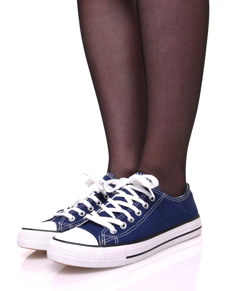 Baskets en toile bleues marines à lacets blancs et liserés noirs