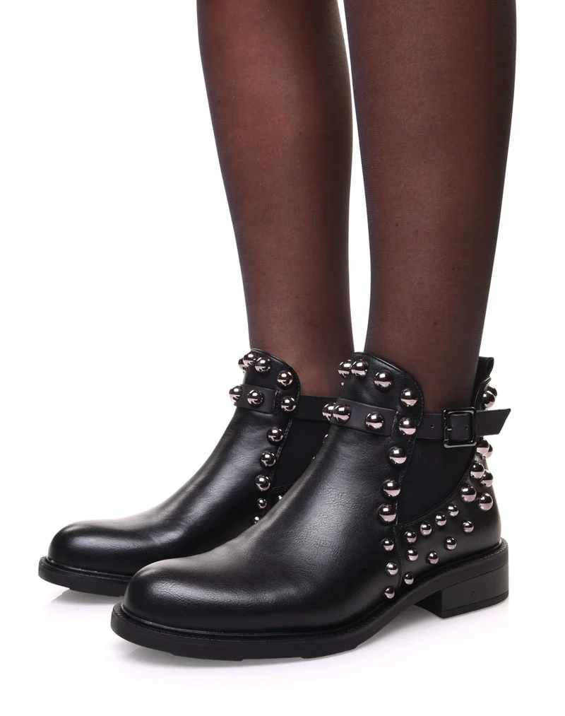 Chelsea boots noires à détails perlés et sangle fine
