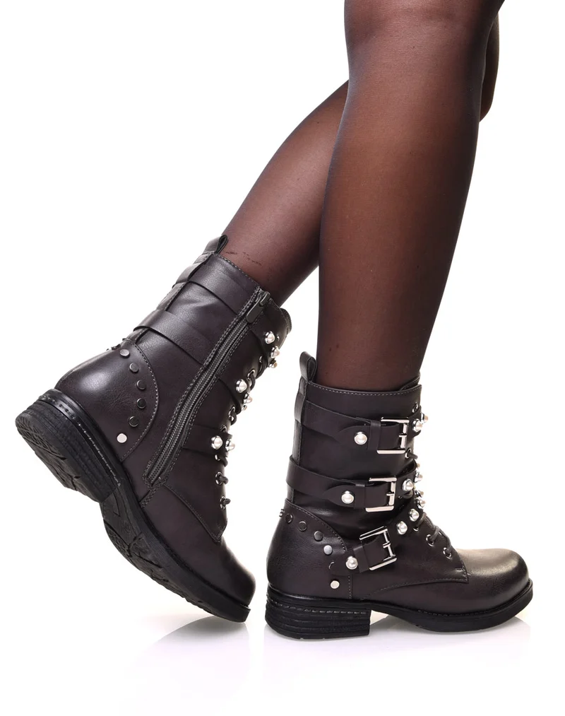 Bottines grises à lacets et lanières ornées de perles