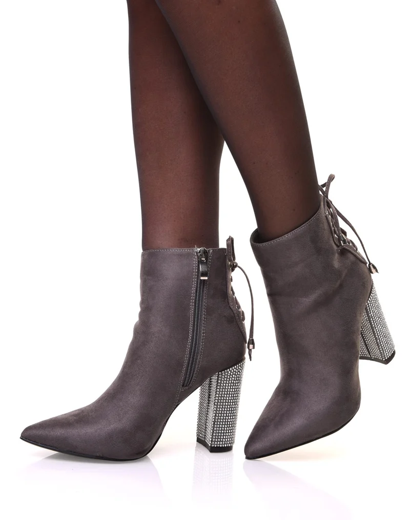 Bottines grises en suédine à talon à strass