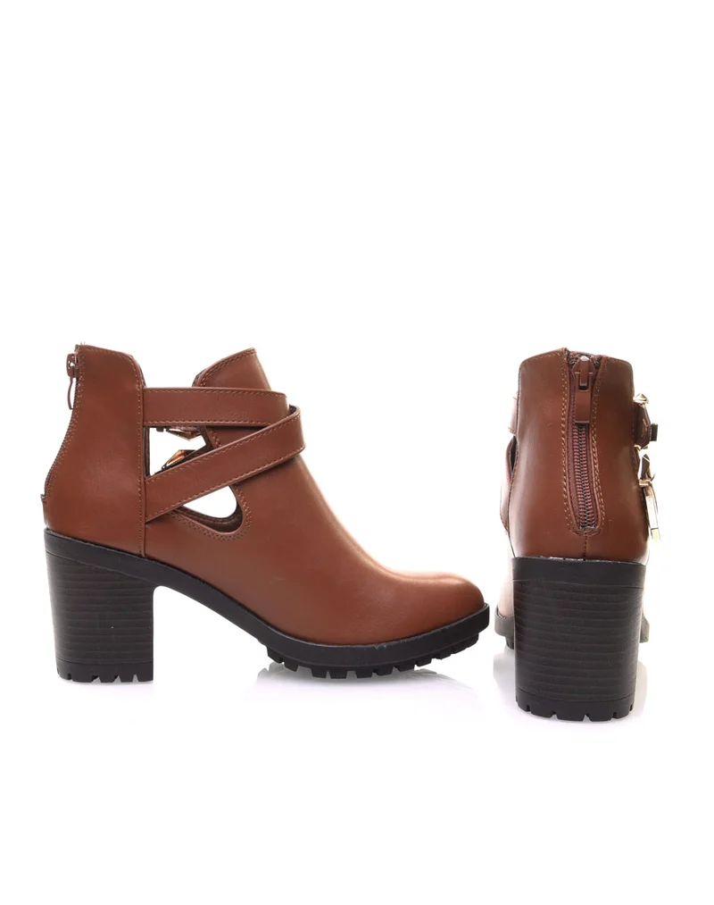 Bottines camel crantées à boucles croisées