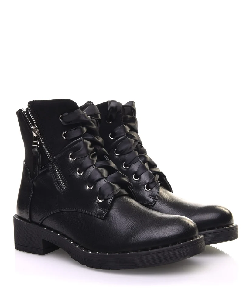 Bottines noires à lacets et semelles cloutées