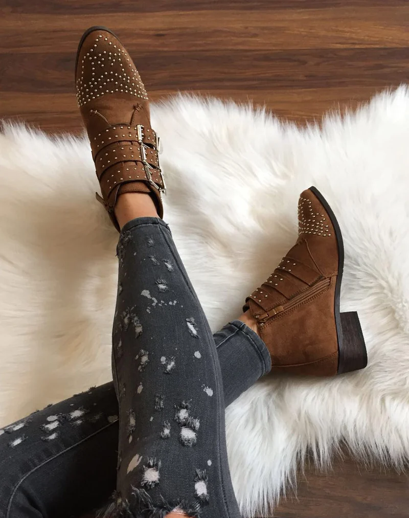Bottines plates camel en suédine cloutées