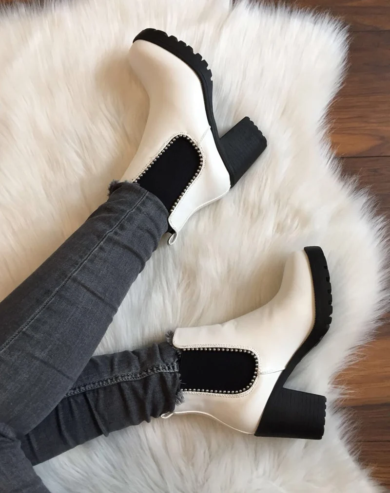 Bottines cloutées blanches à talons