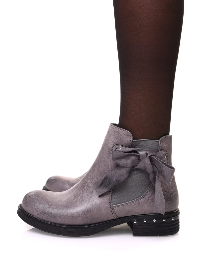 Bottines grise à noeud et oeillets