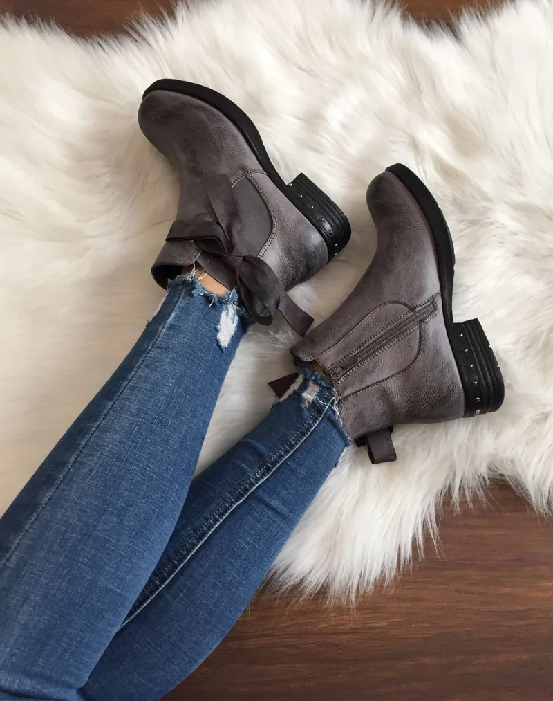 Bottines grise à noeud et oeillets