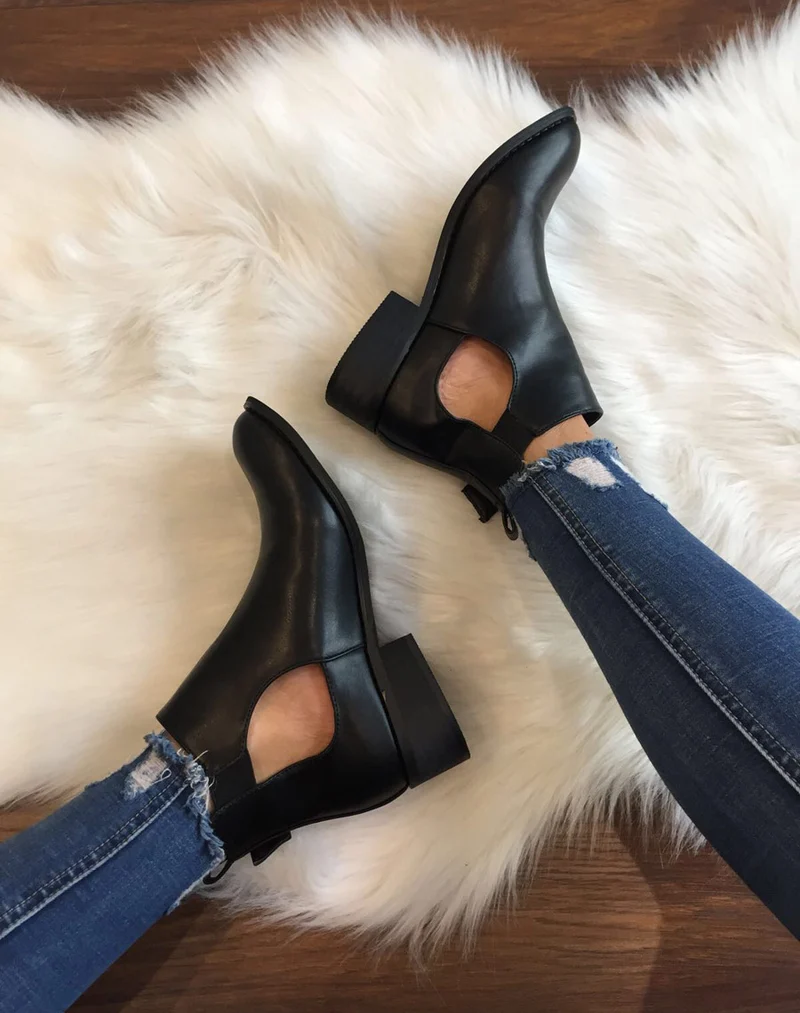Bottines plates noires ajourées avec sangle