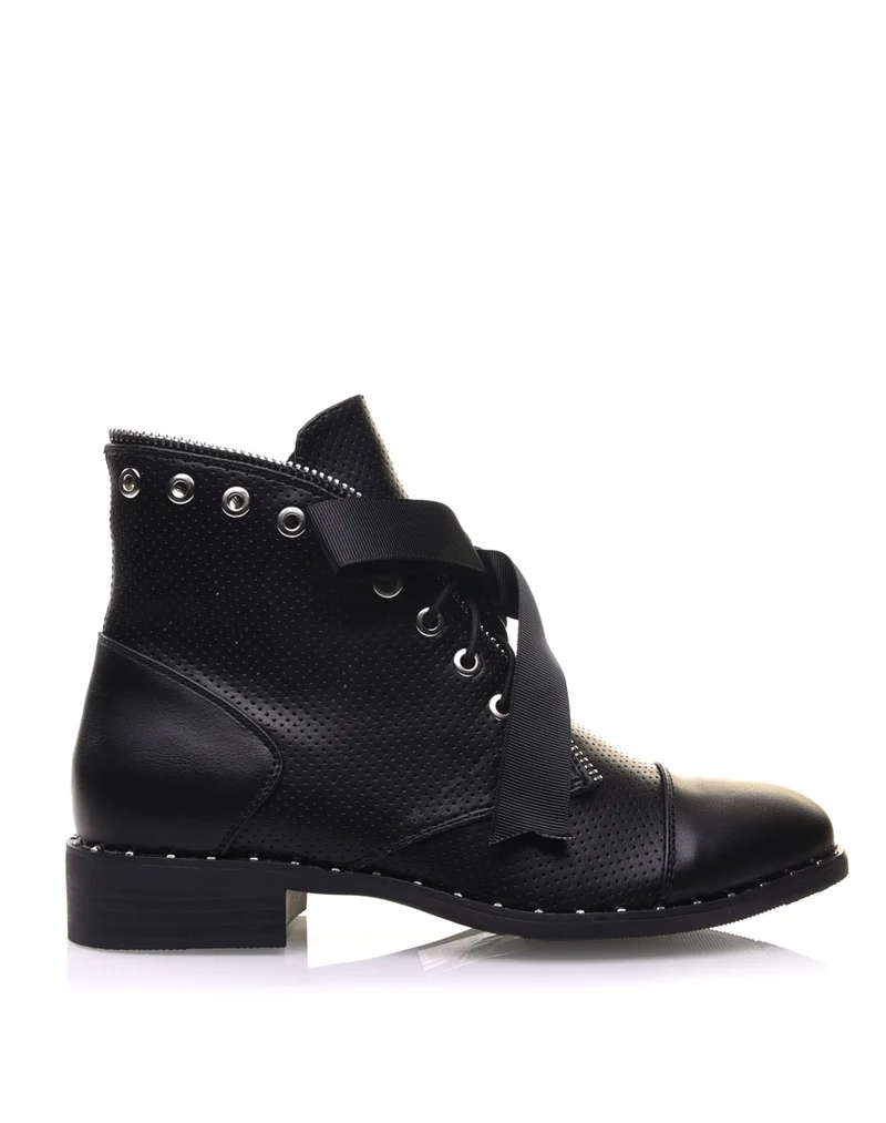 Bottines noires perforées