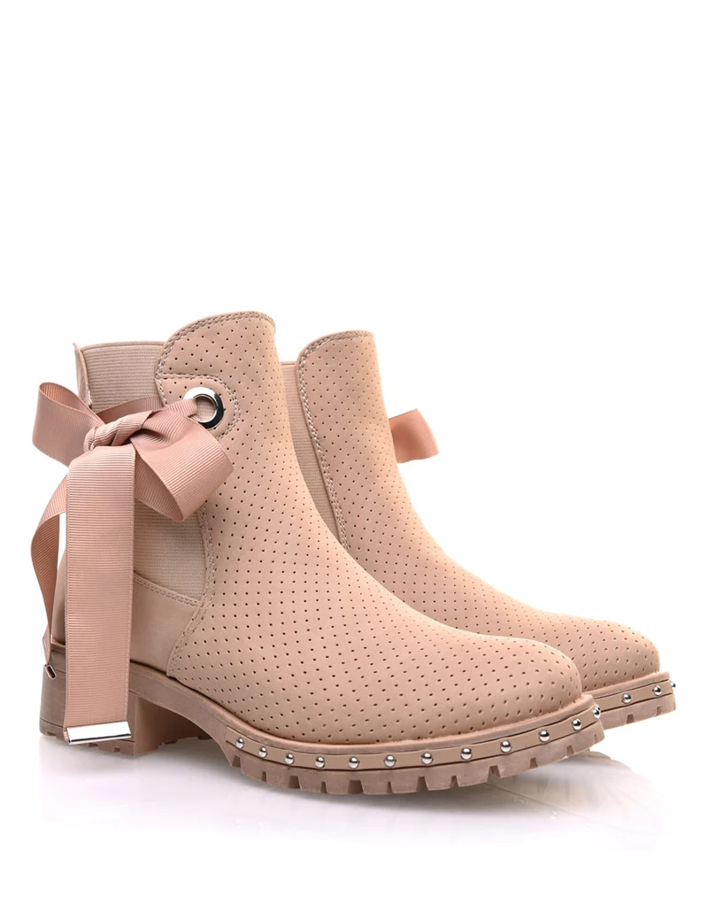 Bottines beiges perforées à semelles crantées