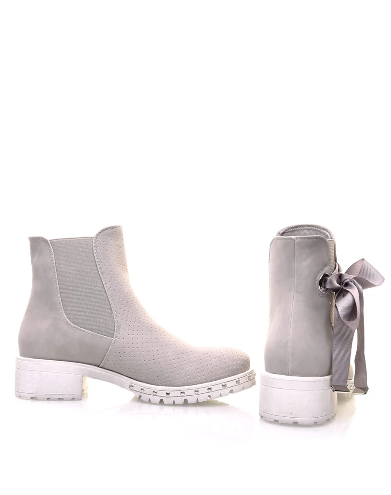Bottines grises perforées à semelles crantées