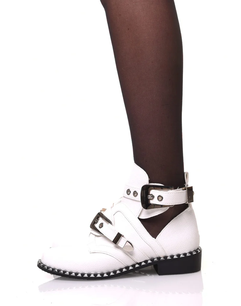 Bottines blanches ajourées semelles cloutées