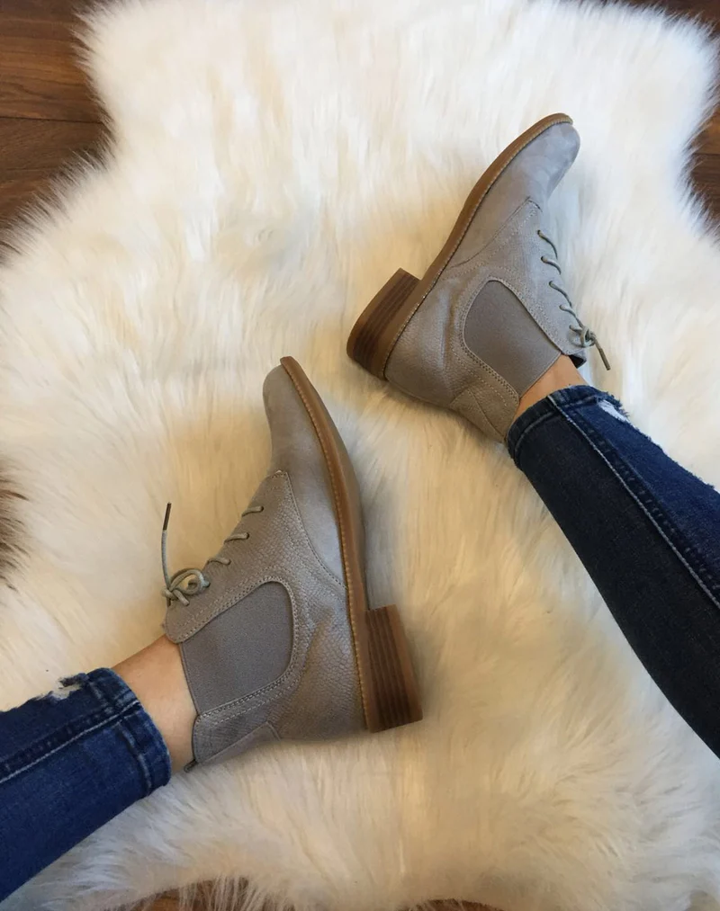 Bottines grises en suédines et à lacets