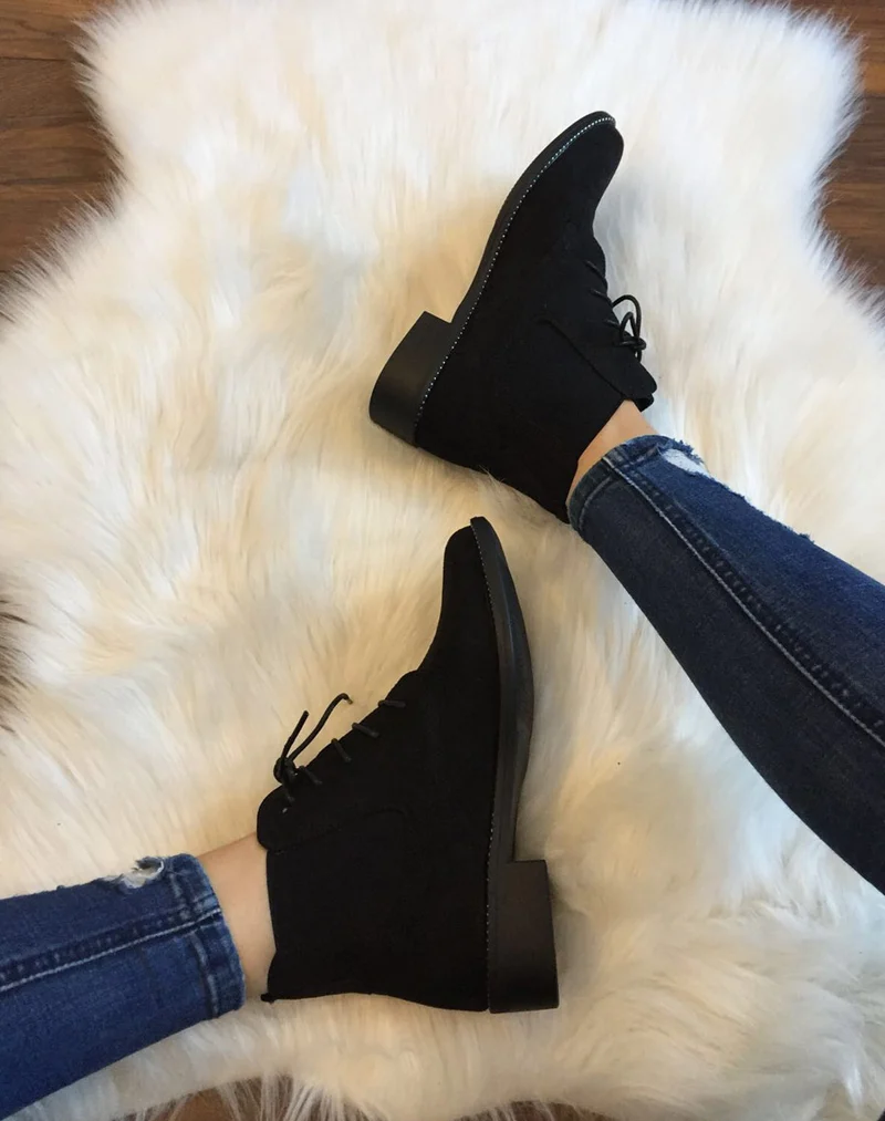 Bottines noires en suédines et à lacets