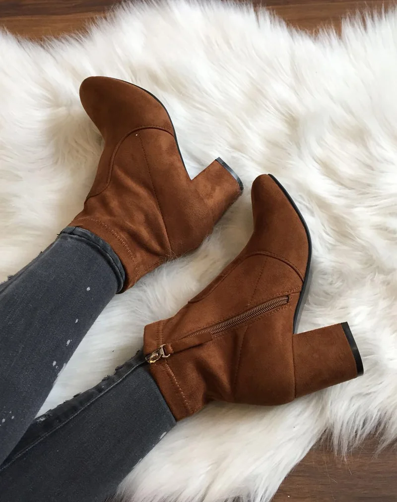 Bottines camel entièrement en suédine talons épais mi haut