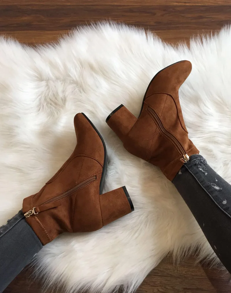 Bottines camel entièrement en suédine talons épais mi haut