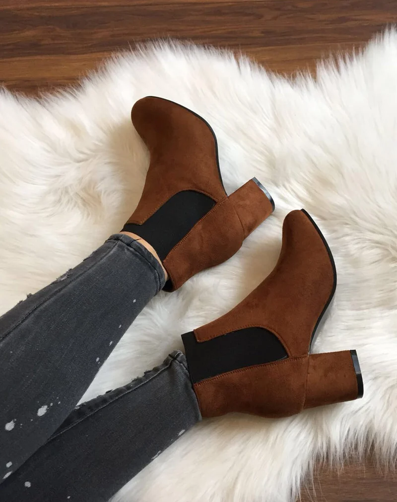 Chelsea boots camel entièrement en suédine talons mi haut