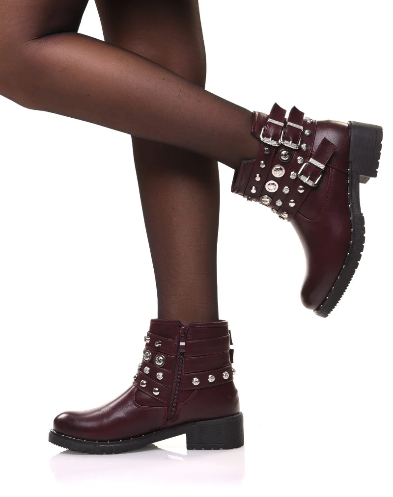 Bottines bordeaux avec différentes lanières cloutées