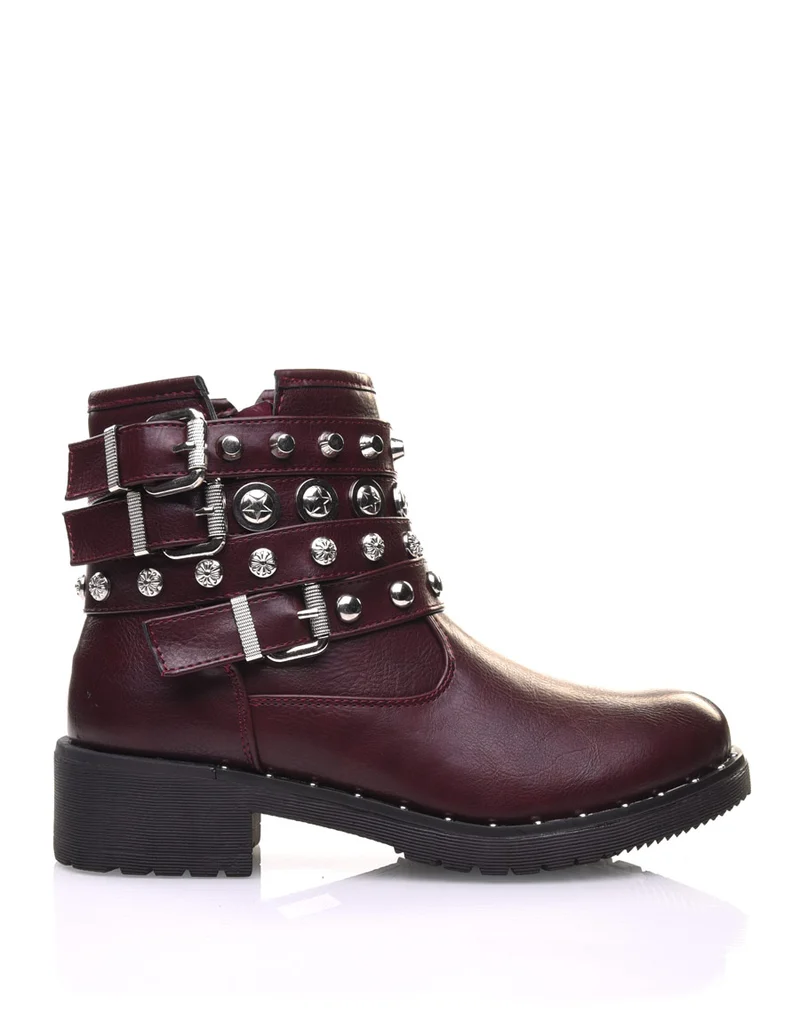 Bottines bordeaux avec différentes lanières cloutées