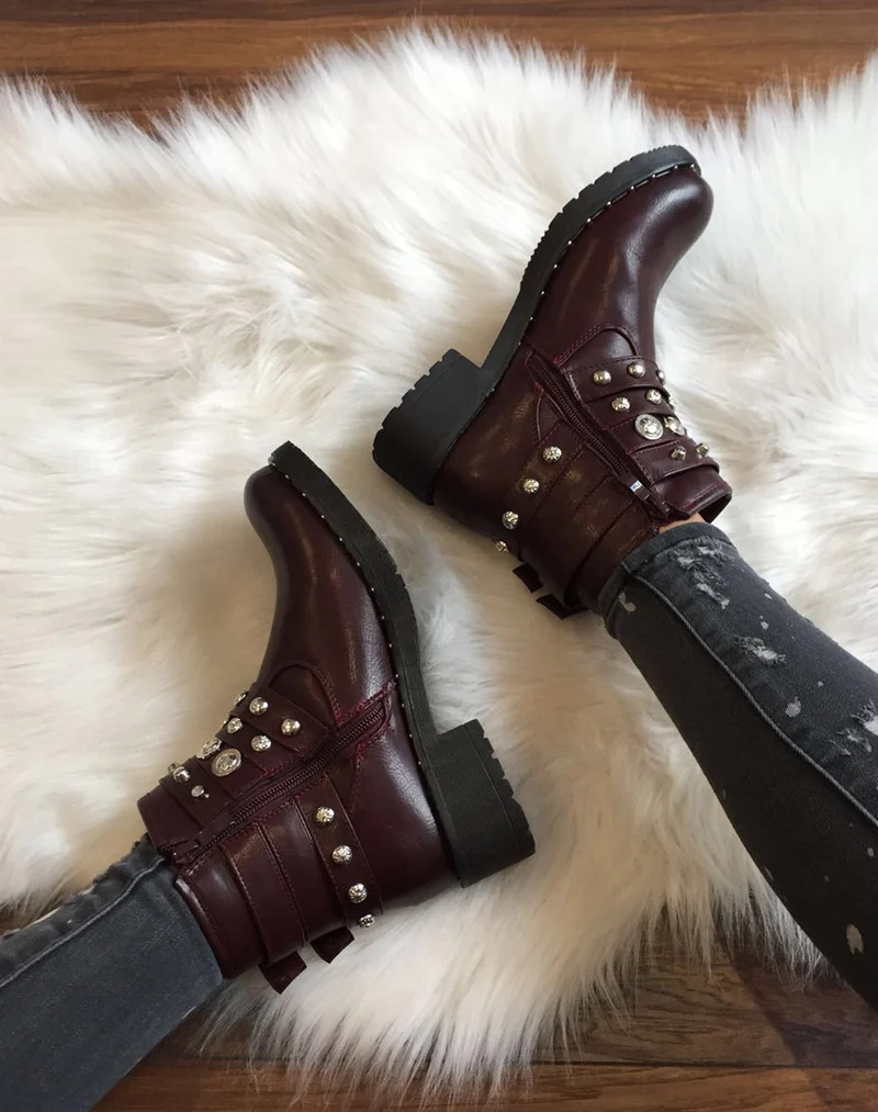 Bottines bordeaux avec différentes lanières cloutées