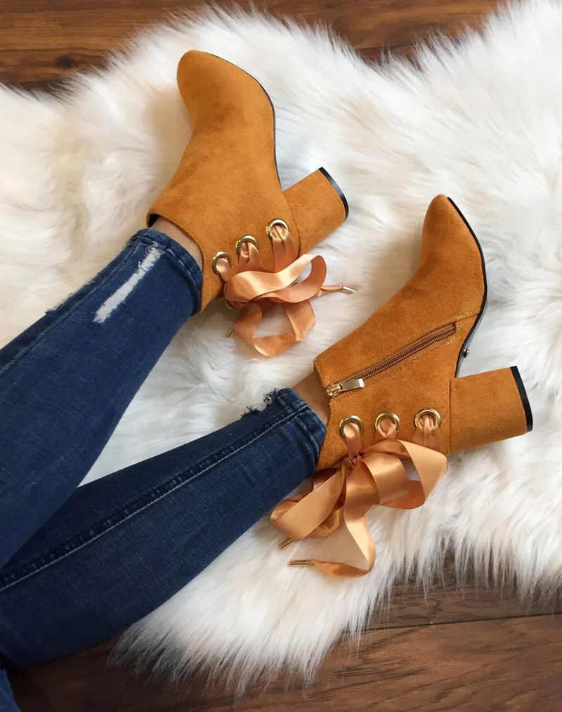 Bottines moutarde talons mi hauts lacets en satin