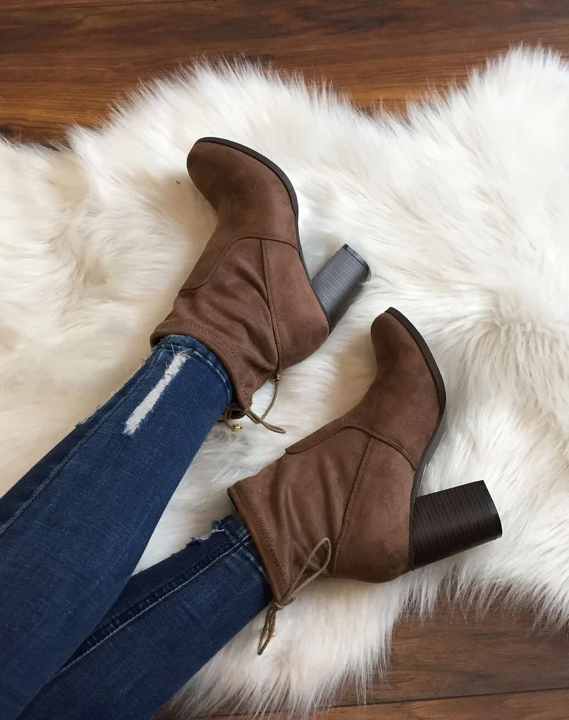 Bottines taupes souples en suédine à talons