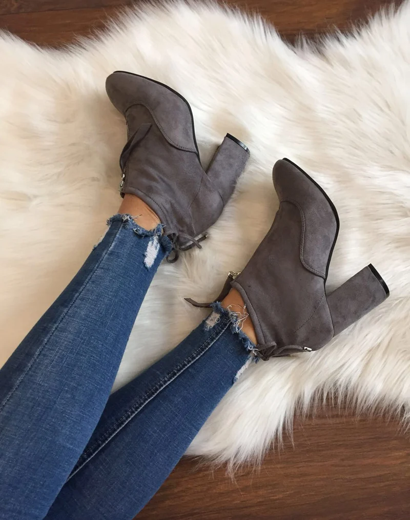 Bottines souples en suédine grises à talons hauts